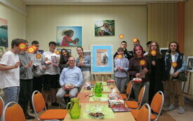 Uczestnicy konkursu pozują do wspólnej fotografii. Młodzież trzyma w rękach tabliczki z napisem tak/nie