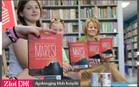 Kilka osób prezentuje książkę.