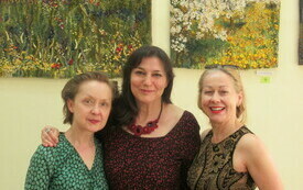 Trzy uśmiechnięte kobiety pozują do wsp&oacute;lnej fotografii. 