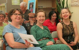 Publiczność zgromadzona na spotkaniu, uśmiechnięte kobiety w r&oacute;żnym wieku. 