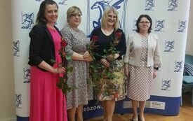Dyrektor Biblioteki w Rzeszowie wraz z trzema nagrodzonymi pracownikami.