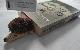 W książce jeżyk zakładka, na stole leży książka.