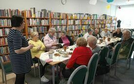 Członkowie klubu miłośnik&oacute;w książek, starsze kobiety i mężczyźni.
