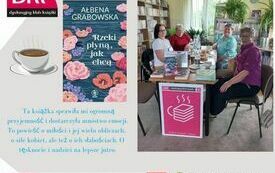 Kilka kobiet siedzi przy stole i rozmawia.