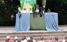 Leśna scenografia teatralna i kukiełki na scenie. 