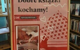 Plakat Dyskusyjnych Klub&oacute;w Książki z okładką książki &quot;Żona nazisty&quot; Sylwii Trojanowskiej.