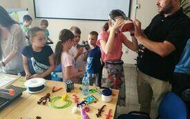 Dzieci podczas warsztat&oacute;w sprawdzają możliwości gogli VR
