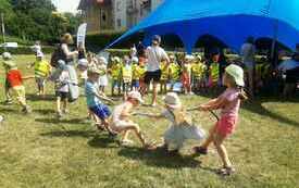 Grupa dzieci bawiąca się w przeciąganie liny.