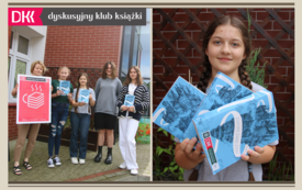 Po prawej stronie dziewczynka trzyma trzy książki, po lewej stronie grupa młodych dziewczyn trzyma plakat Dyskusyjnych Klubów Książki.