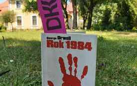 Okładka książki "Rok 1984", w książce zakładka Dyskusyjnych Klubów Książki.