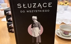 Okładka książki &quot;Służące. do wszystkiego&quot;. Obok filiżanka. 