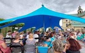 Ilona Łepkowska gościem Letnich Ogrodów Literackich 6