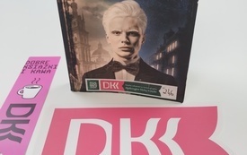 Okładka książki "Mistyfikator" oraz logo Dyskusyjnych Klubów Książki
