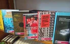 Na półce prezentowane nowe książki.
