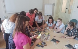 Uczestniczki warsztatów podczas ćwiczenia z grą obrazkową Dixit.