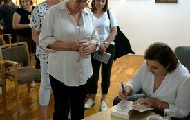 Autorka podpisuje książki czytelnikom.
