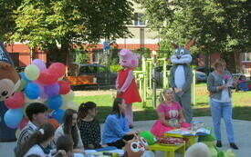 Maskotki postaci bajkowych, balony, dzieci, bibliotekarka.