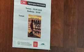 Na ścianie plakat z informacją o spotkaniu.