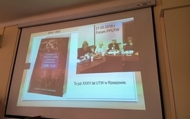 Na ekranie projekcyjnym prezentacja dotycząca UTW w Rzeszowie