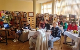 Uczestnicy spotkania członk&oacute;w uniwersytetu trzeciego wieku w bibliotece.