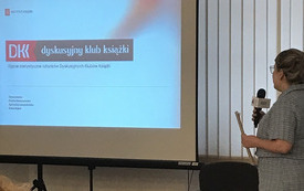 Agnieszka Lewandowska, koordynatorka DKK z Instytutu Książki prezentuje wyniki działania programu DKK.
