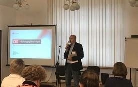 Dyrektor Instytutu Książki Dariusz Jaworski stoi na środku sali i mówi.