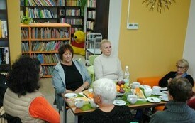 Kobiety pozują do wspólnego zdjęcia.