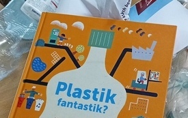 Na stoliku książka i śmiecie.
