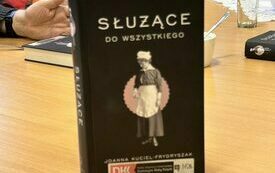 Okładka książki &quot;Służące&quot;. W tle ludzie siedzący przy stole. 