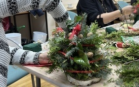 Dłonie kobiet tworzące świąteczne ozdoby. 