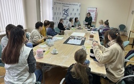 Grupa kobiet podczas warsztat&oacute;w koronkarskich.