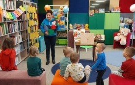 Dzieci patrzą na panią, która do nich mówi.