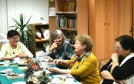 Kobieta mówi reszta osób słucha.