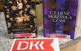 Okładki dwóch książek i logo Dyskusyjnych Klubów Książki.
