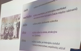 Część prezentacji wyświetlanej na spotkaniu. Stara fotografia rodziny żydowskiej oraz kilka pojęć w języku jidysz.