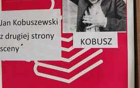 Tablica z logo DKK i informacją o spotkaniu.