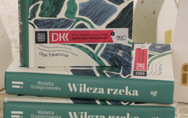 Kilka książek pt. "Wilcza rzeka" leży na stole.