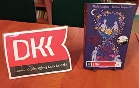 Na stoliku logo DKK i książka.