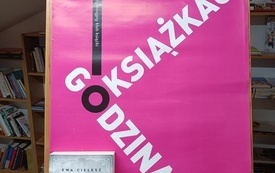 Plakat Dyskusyjnych Klubów Książki i książka "Wiedźmy" Ewy Cielesz
