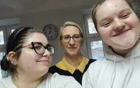 Trzy panię robią sobie selfie.