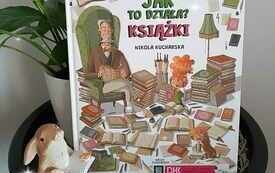 Na stoliku książka, obok królik.