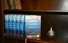 Na regale książki.