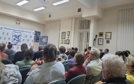 Krzesła z uczestnikami spotkania autorskiego.