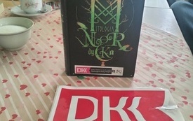 Logotyp DKK oraz książka "Koralina".