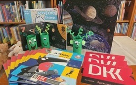 Książki o wilku i kosmosie oraz loga DKK. 