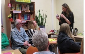 Pisarka prezentuje publiczności paczkę ziołowej herbaty