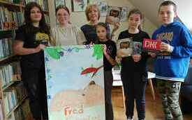 Kilka osób pozuje do wspólnego zdjęcia, rękach trzymają plakat.