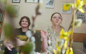 Dwie dziewczynki siedzą na kanapie.