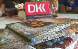 Kilka książek i logo DKK na stoliku. 