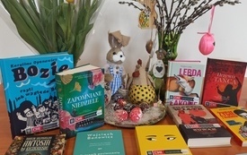 Kilkanaście książek z kwiatami.